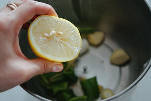 酸辣柠檬蒸鱼|酸辣也可以小清新的做法 步骤3