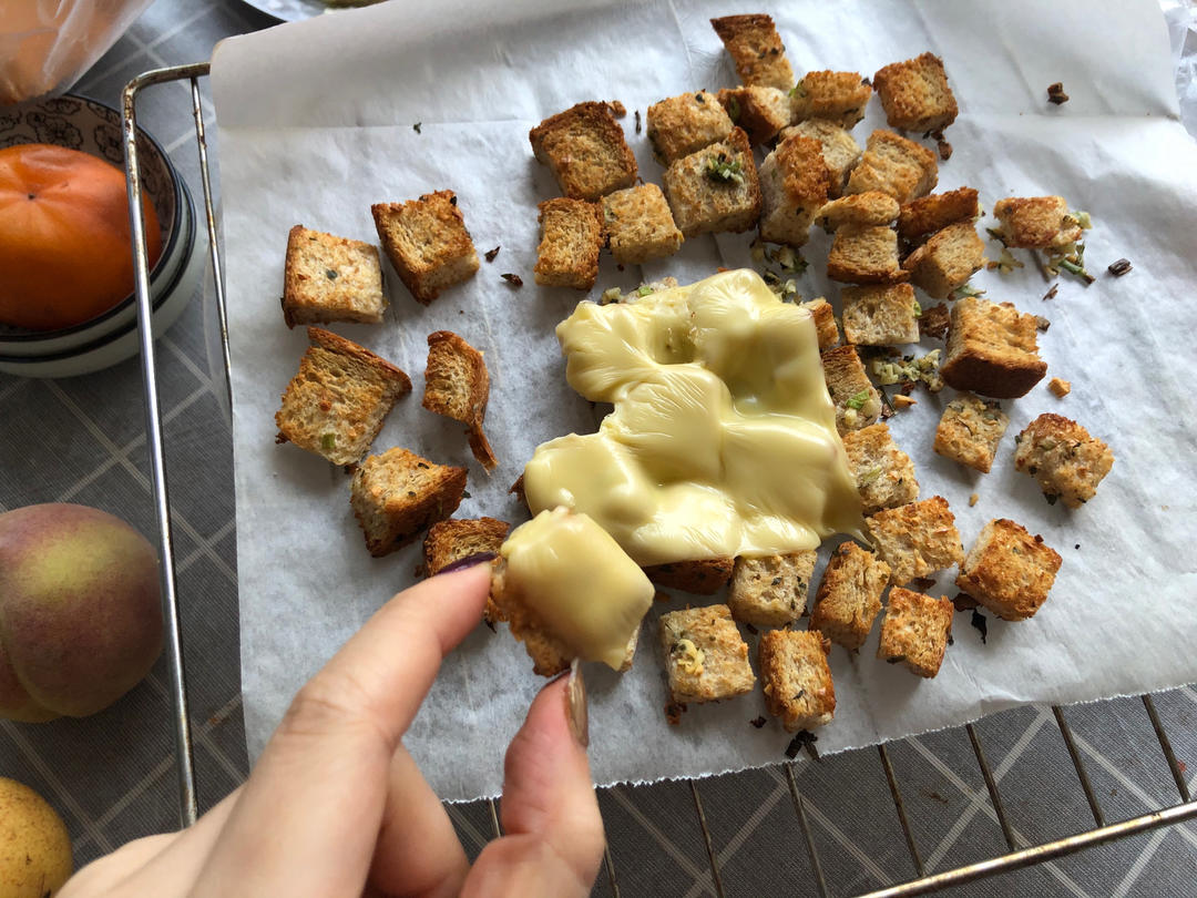 消耗多余吐司的最佳办法—黄油烤面包丁