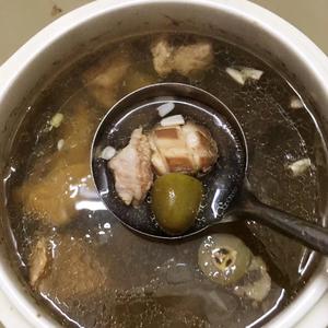 青橄榄鲍鱼排骨汤的做法 步骤4