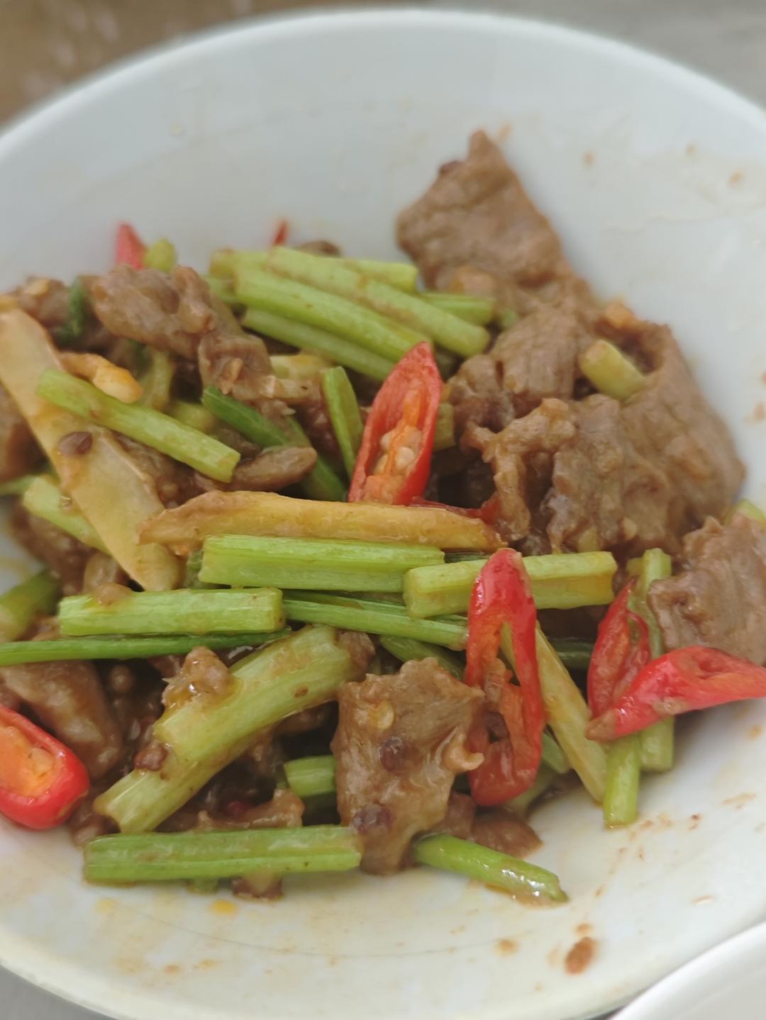 两个小窍门，教你炒出嫩滑不柴、没有腥味的芹菜炒牛肉