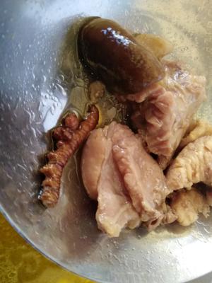 黄金菇、虫草鸡汤的做法 步骤3