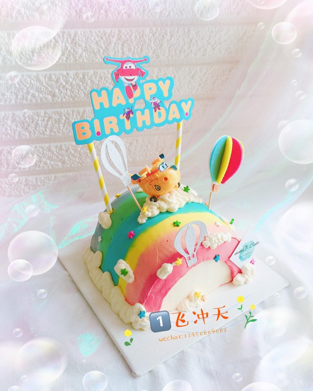 切开有惊喜的彩虹造型蛋糕