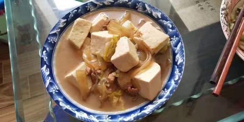 家常白菜炖粉条加豆腐泡