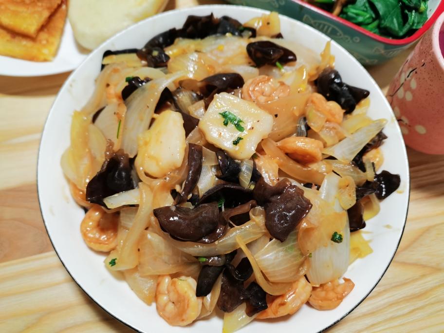 洋葱木耳虾仁炒年糕的做法