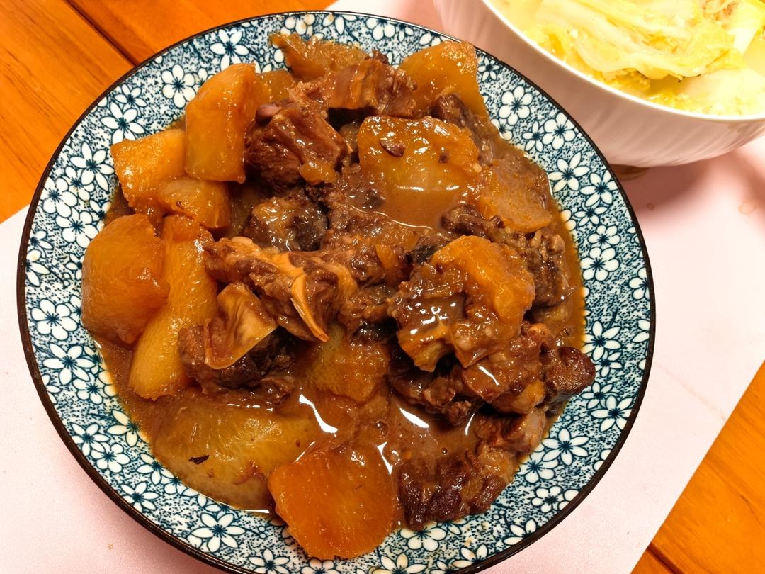 萝卜焖牛腩 （好吃得可以摆摊了）
