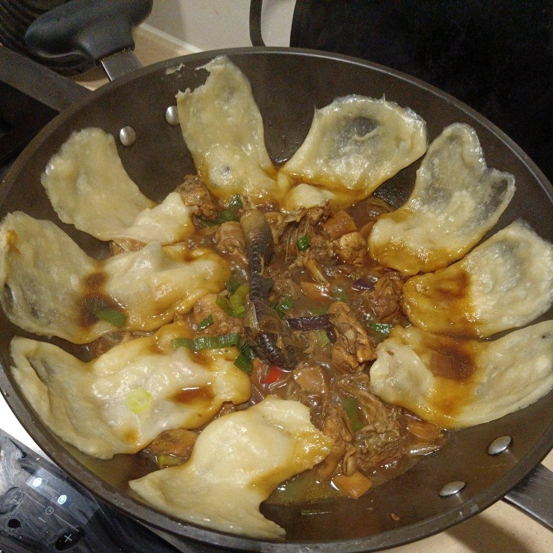 居家铁锅炖，鸡腿杏鲍菇贴饼子