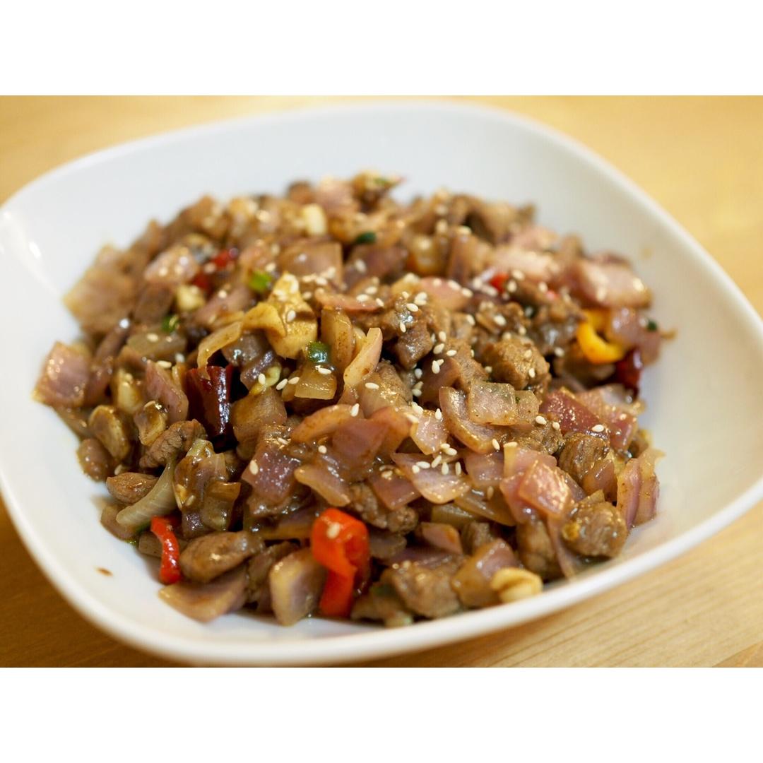孜然洋葱炒牛肉粒