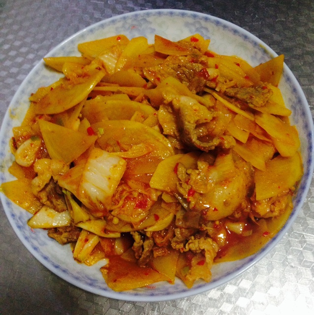 盼盼妮做的辣白菜五花肉炒土豆片