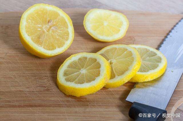 去除微波炉异味，一个柠檬就搞定的做法 步骤1