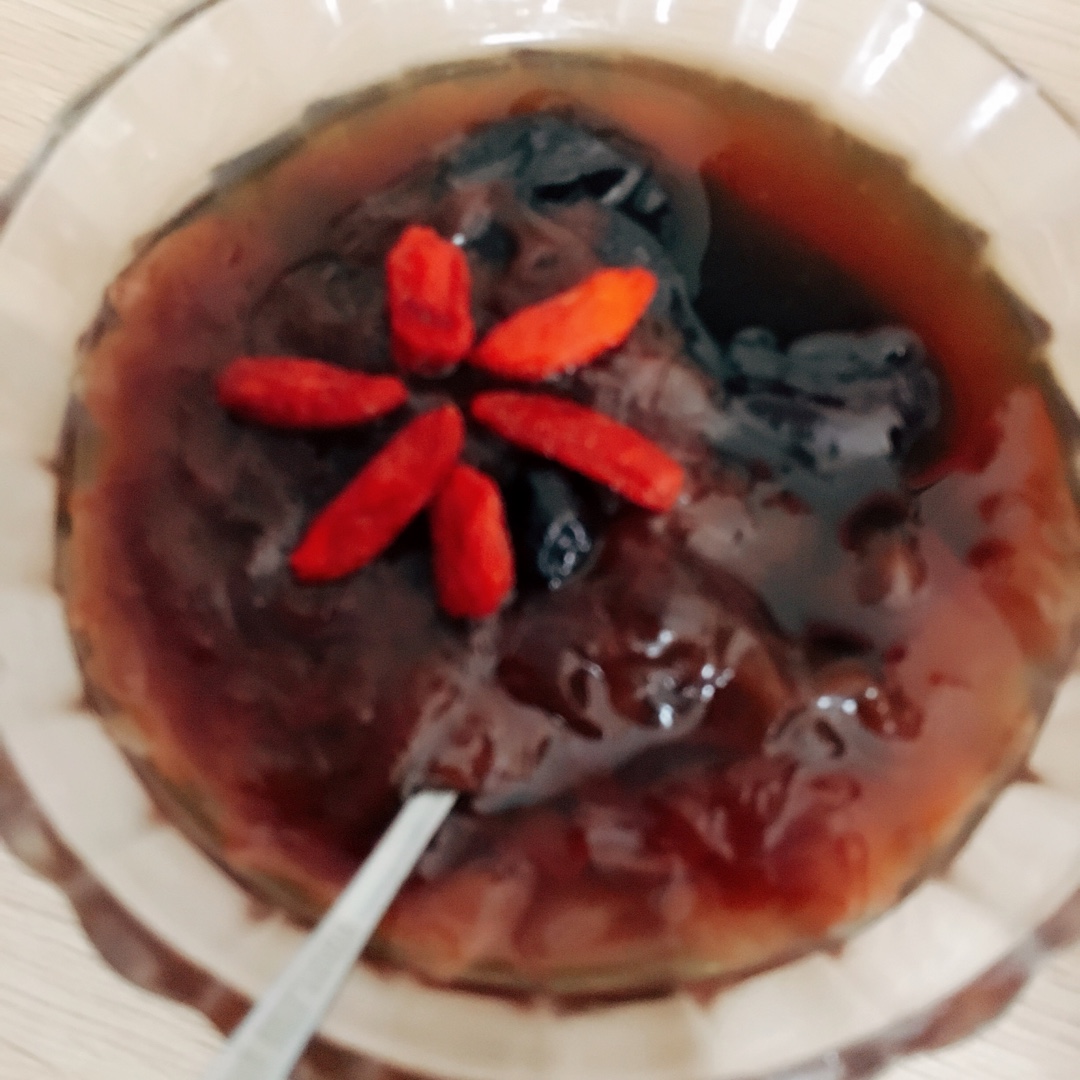 银耳红枣枸杞甜汤