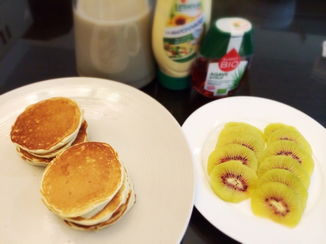 【酸奶松饼yogurt pancake】，搭上黑莓果酱和枫糖的美味。