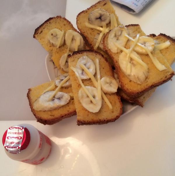 today's breakfast香蕉芝士面包片