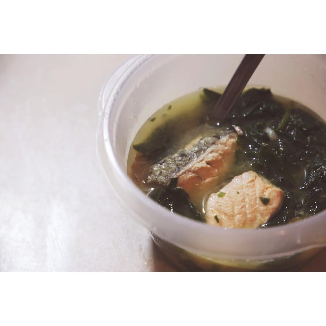 【FastingMenu】三文鱼菠菜味噌汤的做法