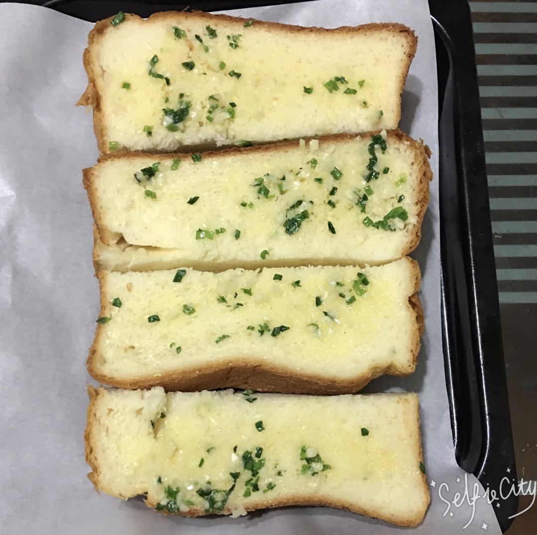 吃完还想啃手指的蒜香烤吐司面包