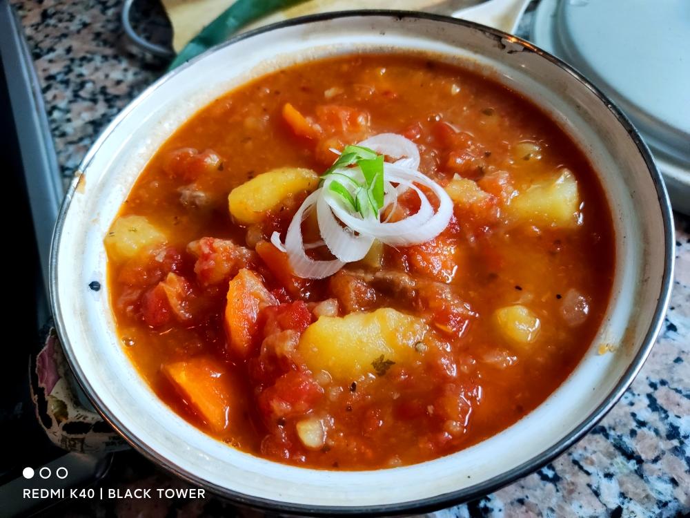 红的很漂亮的番茄牛肉浓汤