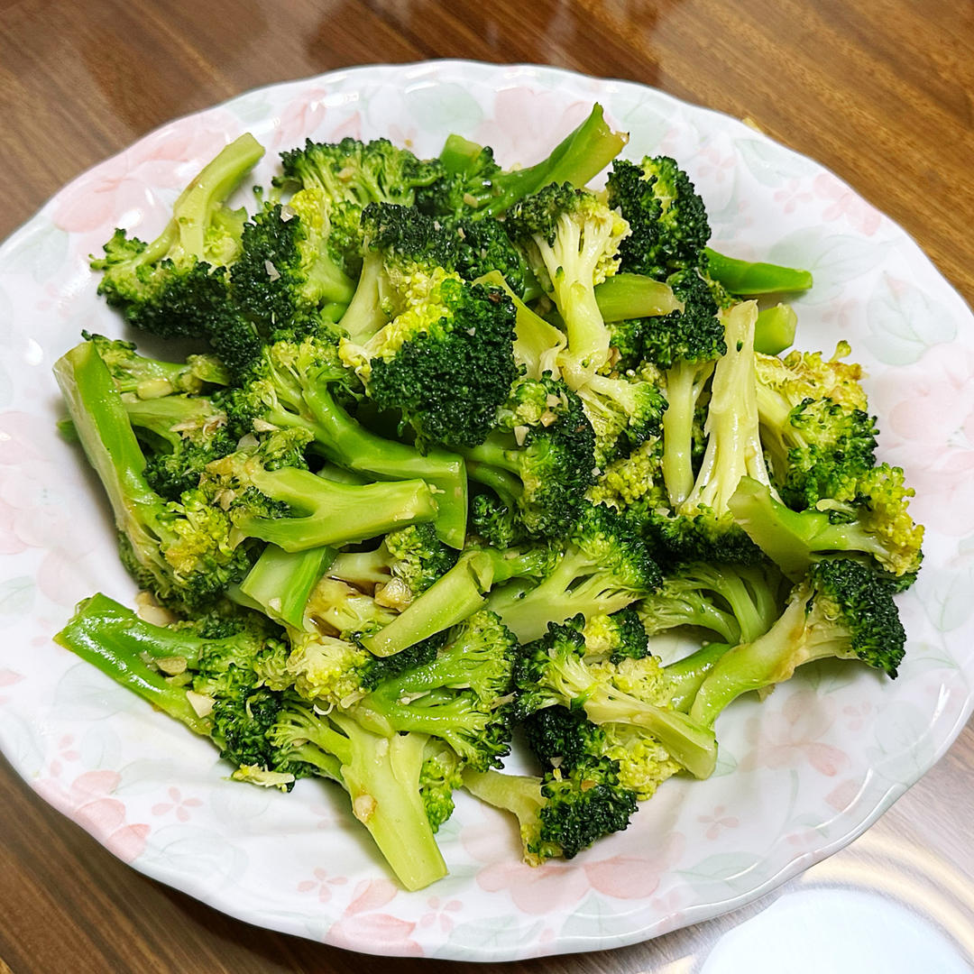 好吃到爆的耗油蒜蓉西兰花(从不修图，喜欢请关注)