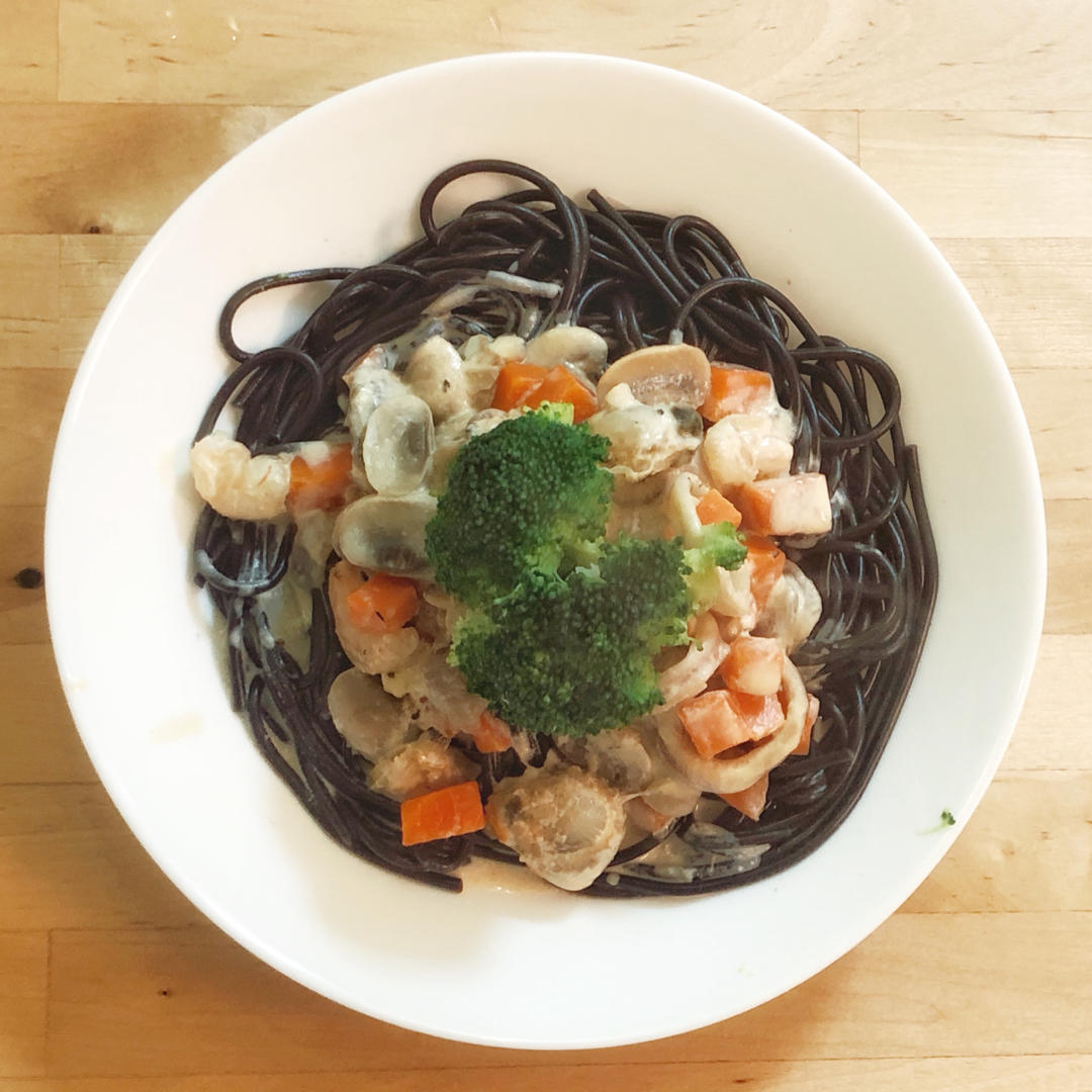 奶油蒜香海鲜白意面