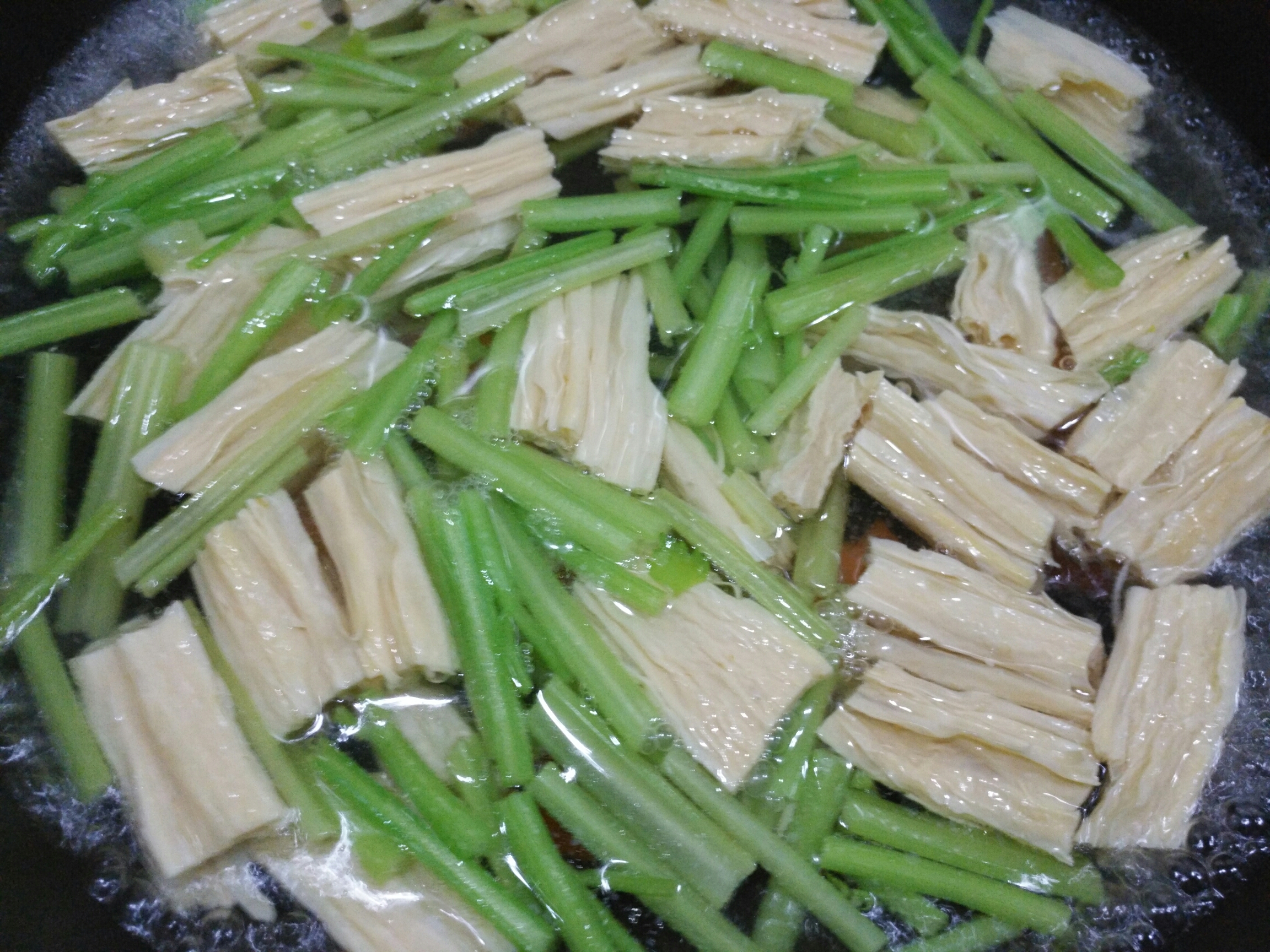 凉拌芹菜腐竹的做法 步骤2