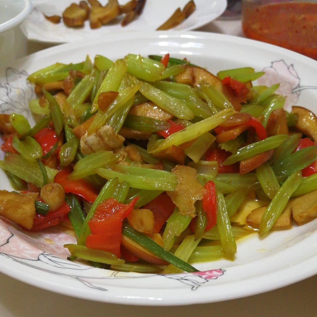 香芹炒素鸡（素火腿）