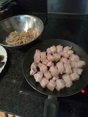笋干面筋香菇烧肉的做法 步骤2
