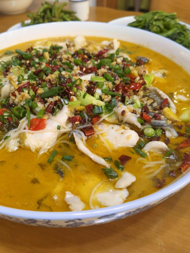 厨师长教你：川菜“酸菜水煮鱼”的家常做法，鱼片滑嫩，麻辣鲜香