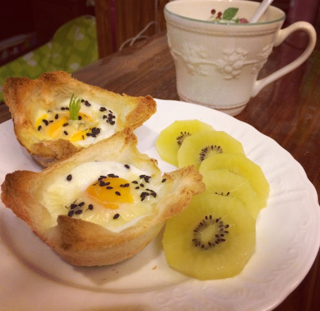 鸡蛋吐司杯盏