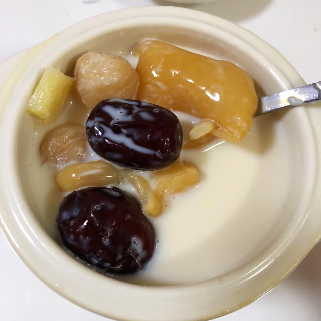 花胶炖牛奶