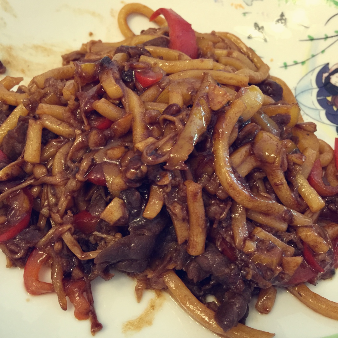 黑椒肥牛金针菇炒乌冬