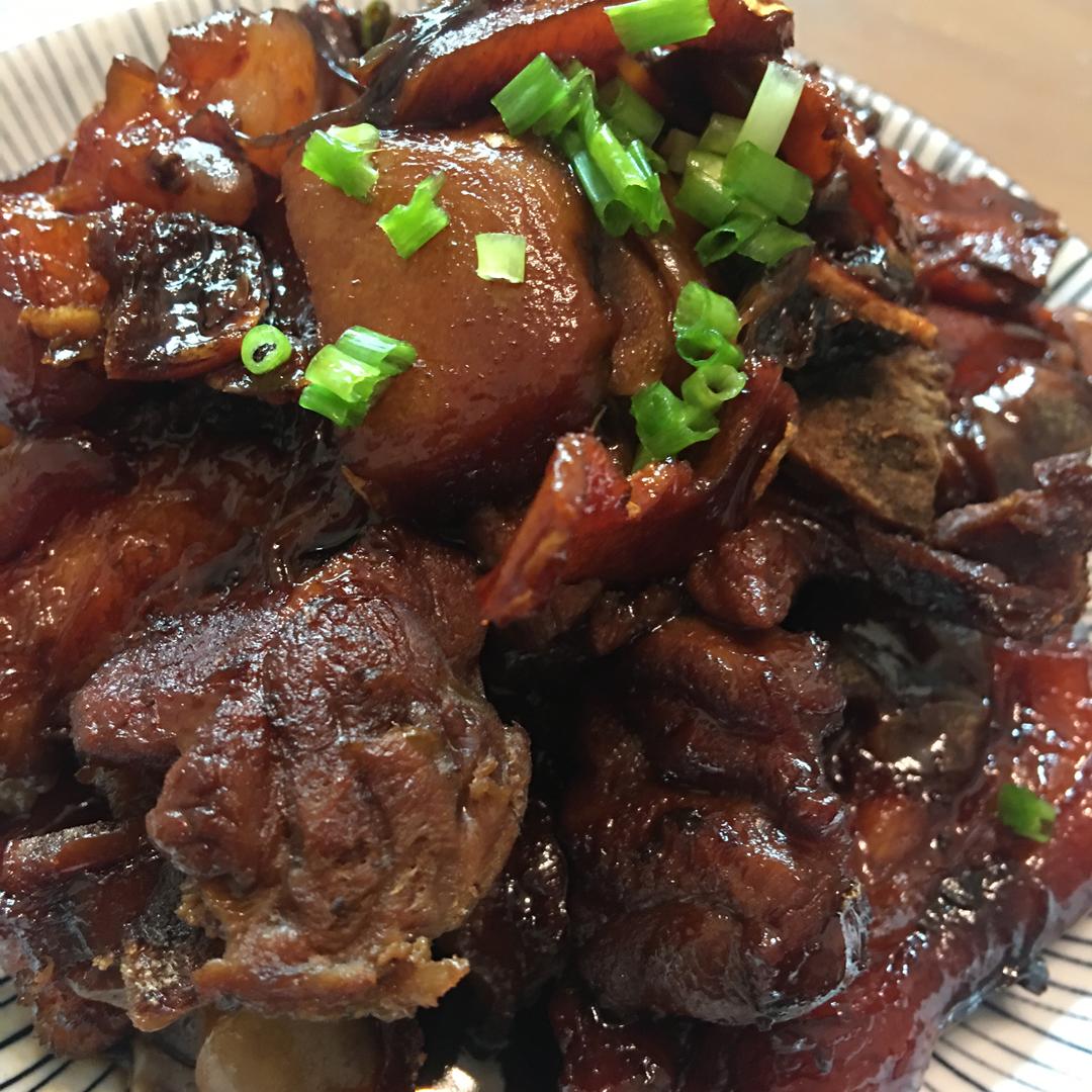 饭煲焖香糯红蹄