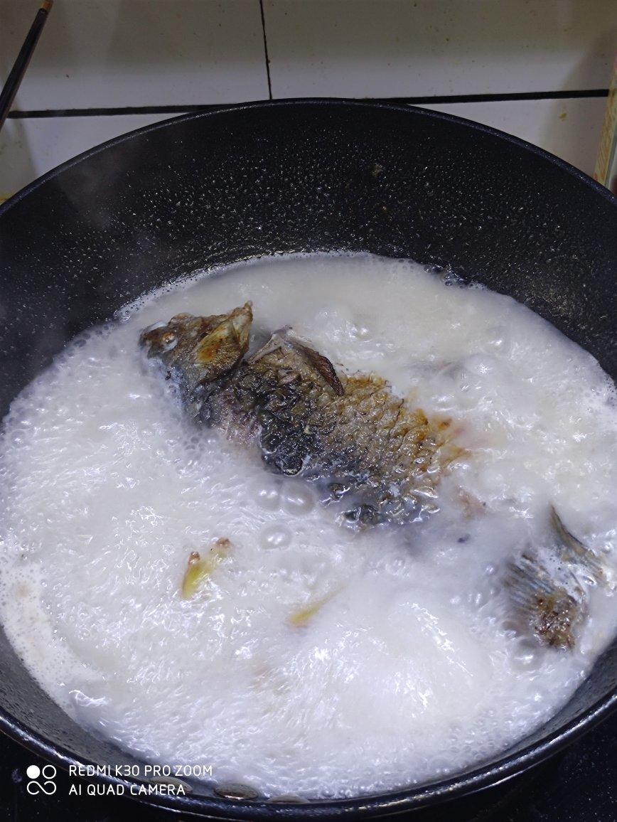 清炖鲫鱼汤 三个关键步骤让你轻松炖出汤浓味鲜色白似奶的鲫鱼汤