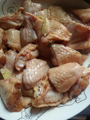 酸萝卜泡椒虾子酱汁鸡翅的做法 步骤1