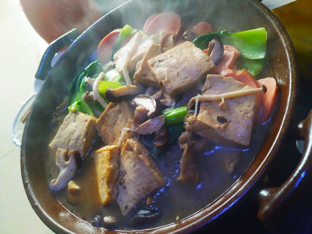 油豆腐香菇鸡腿煲