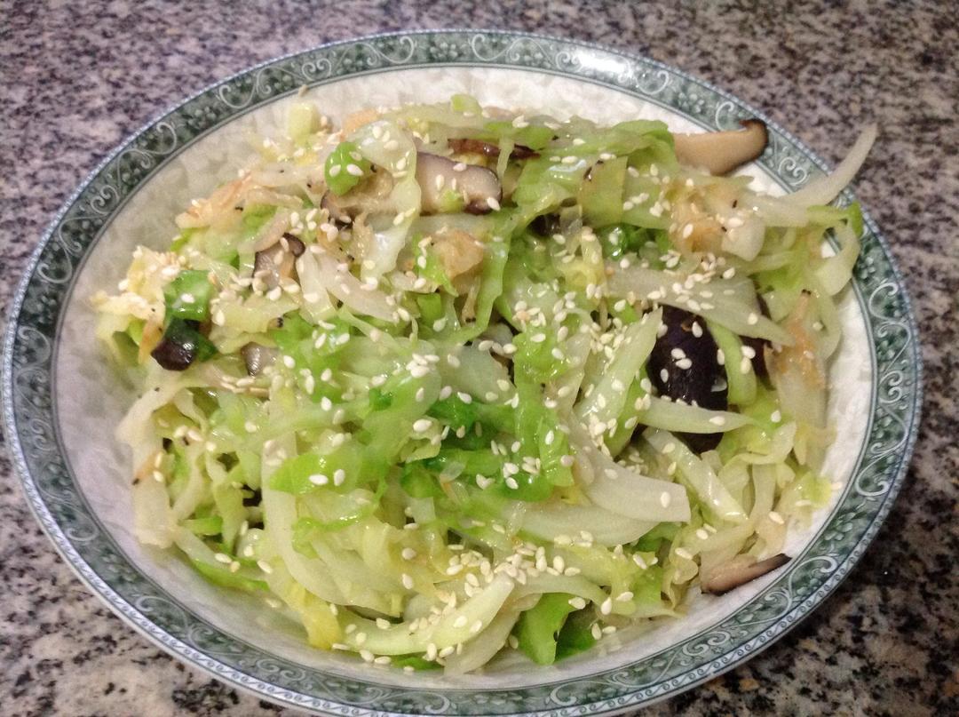 香菇虾皮炒包菜的做法