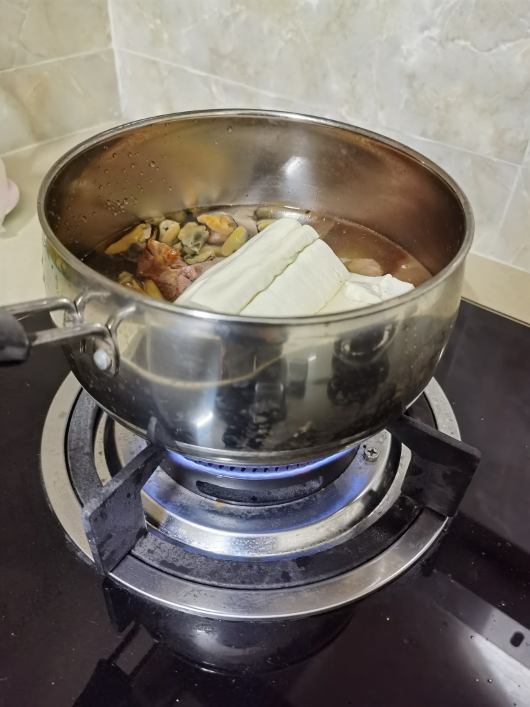 叉烧淡菜仔豆腐汤的做法