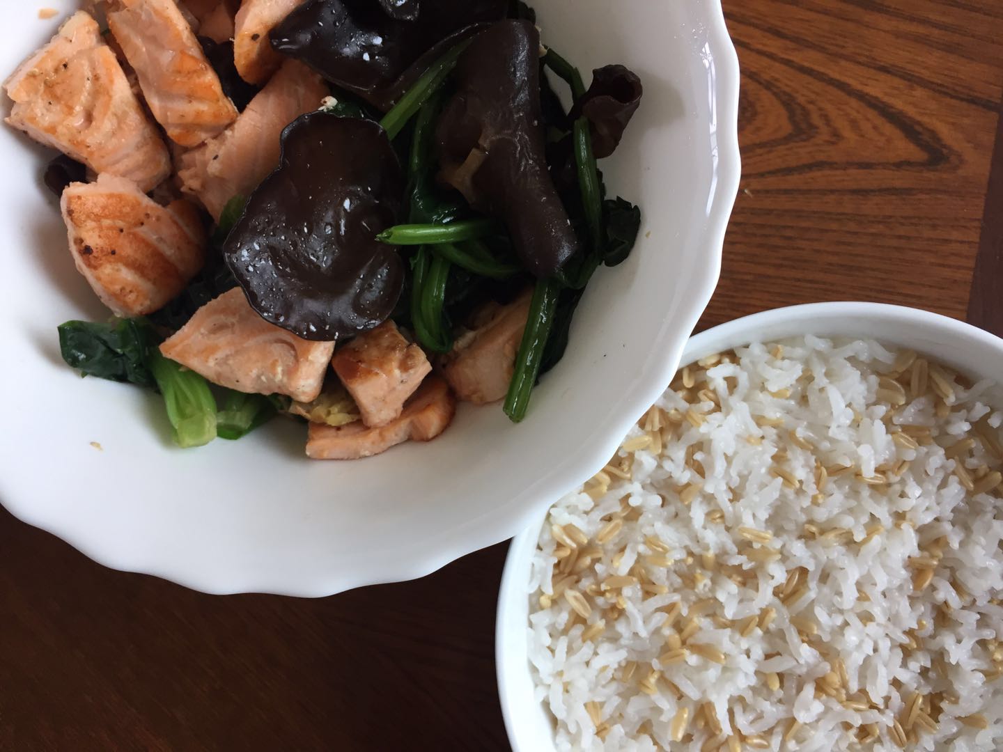 【健康一人食】只需要一个锅的：香煎三文鱼+木耳拌菠菜的做法