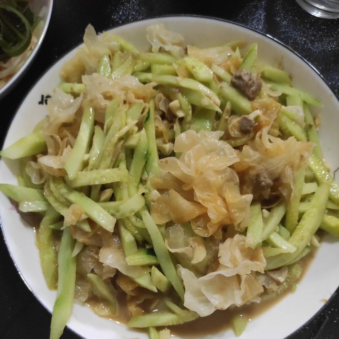贼爽口的黄瓜拌银耳