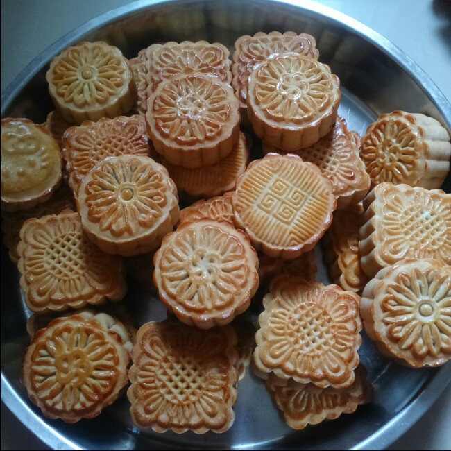 一口广月之小小蛋黄莲蓉月饼