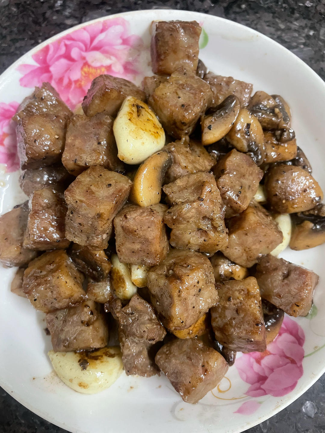黑椒牛肉粒炒口蘑