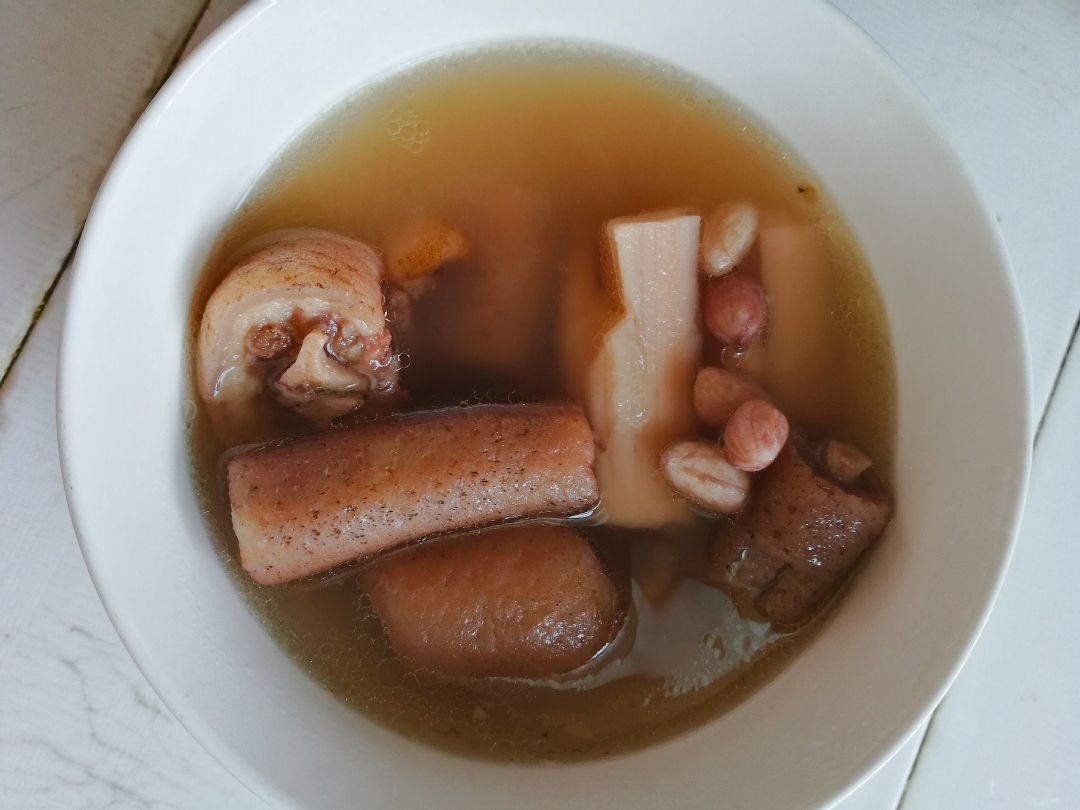 绝美味的花生莲藕猪尾汤的做法