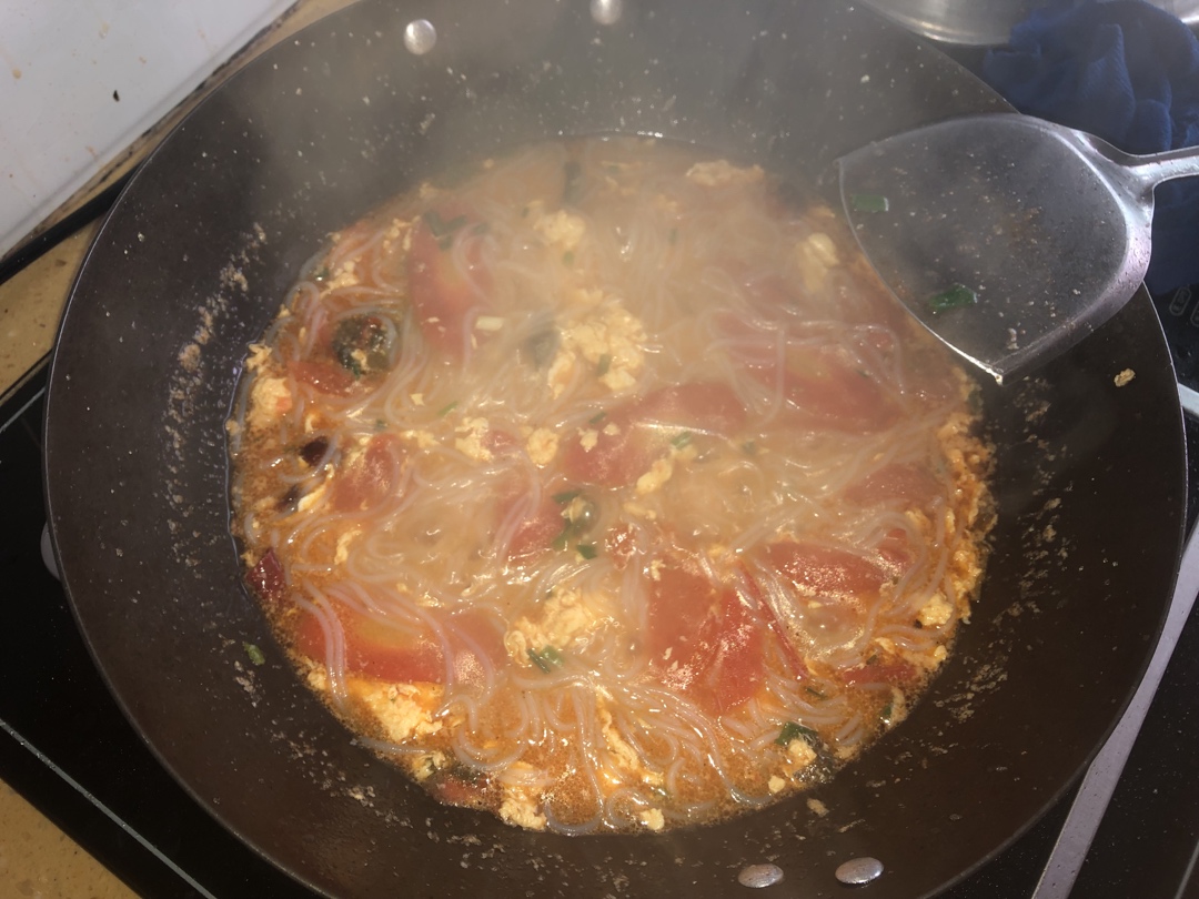 西红柿金针菇粉丝汤