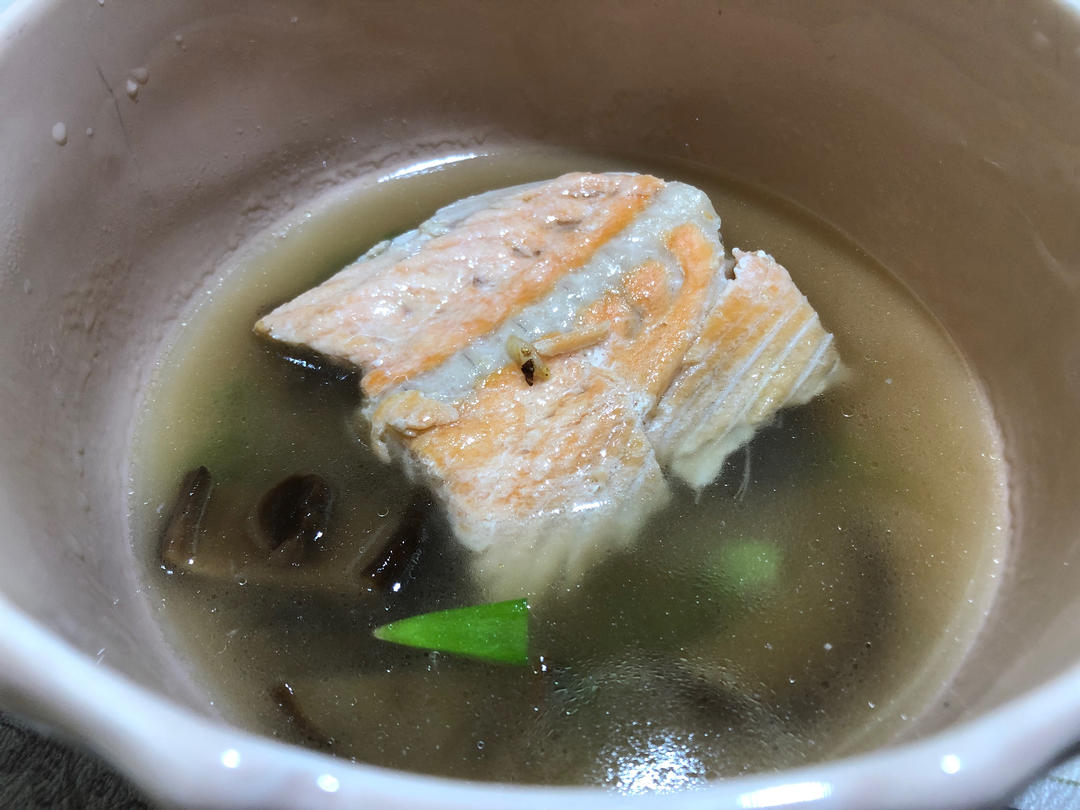 香菇三文鱼骨豆皮汤
