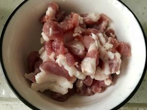蒜苔炒五花肉的做法 步骤2