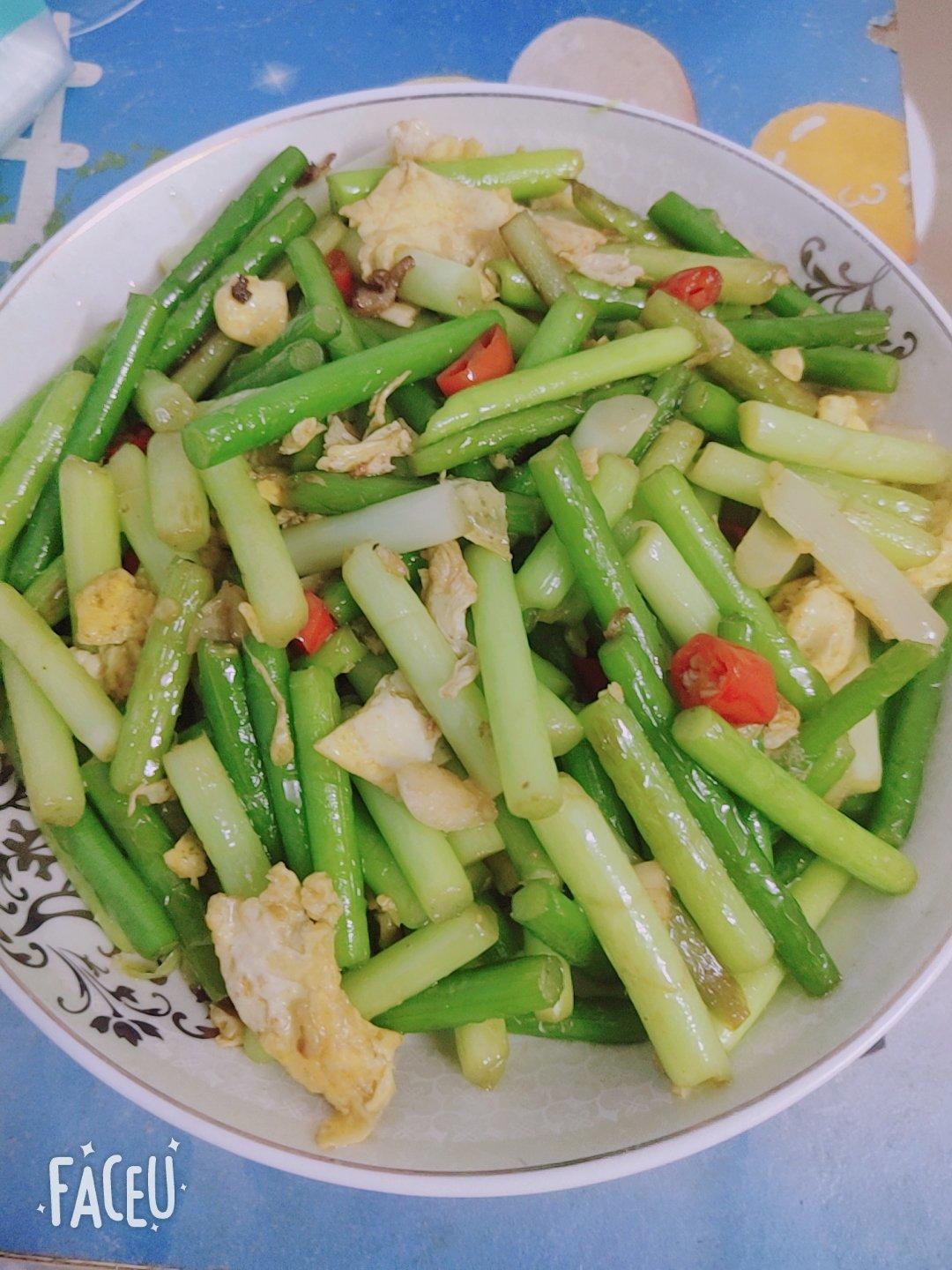 超美味的蒜苔炒鸡蛋，好吃又爽口