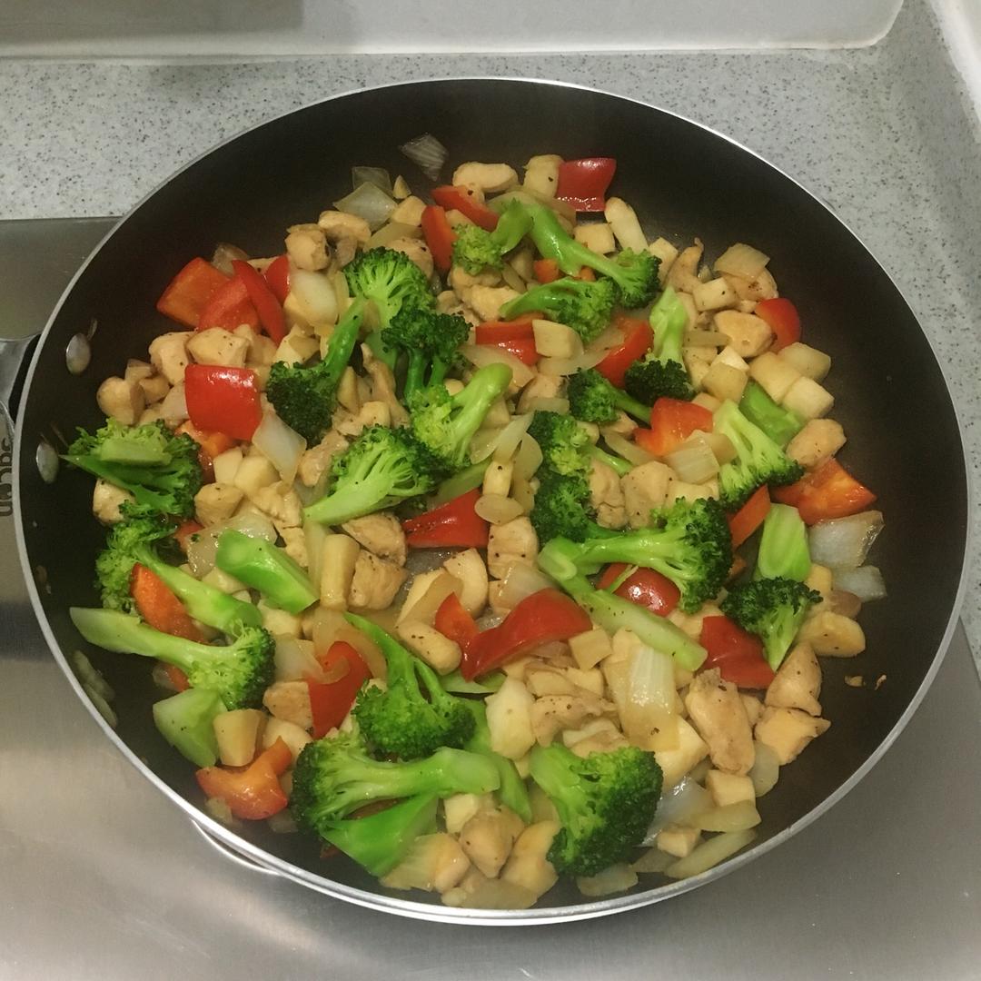 减脂增肌食谱——美味西兰花炒鸡胸肉