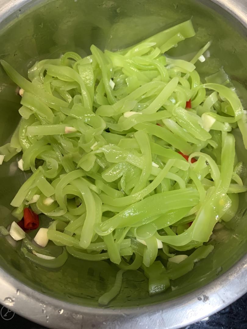 厨师长教你：夏日开胃小菜“凉拌莴笋丝”的家常做法，简单易学赶紧收藏吧