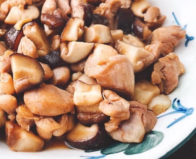 【快手减脂】鸡腿肉丁炒香菇的做法