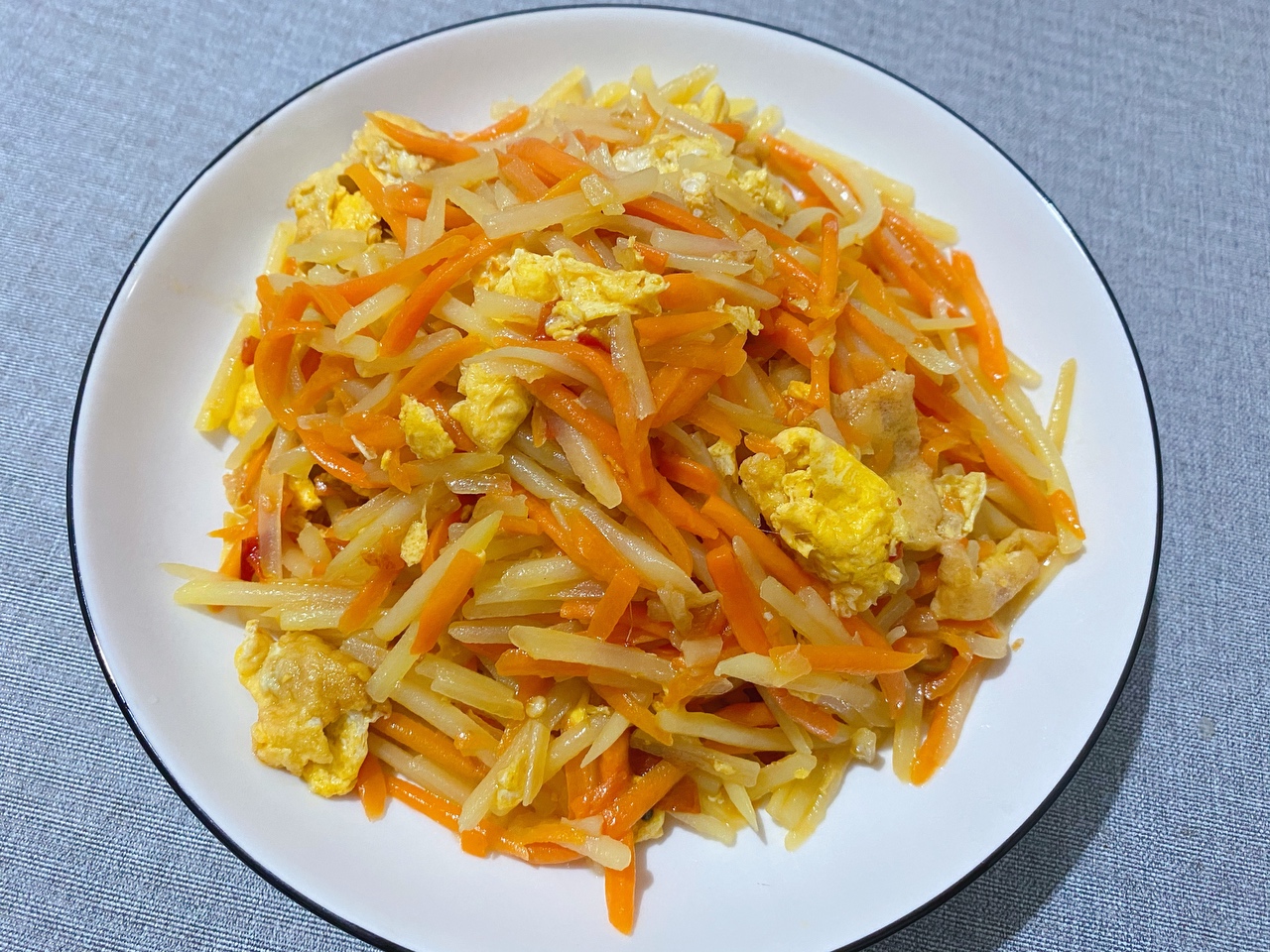 土豆胡萝卜丝炒鸡蛋的做法