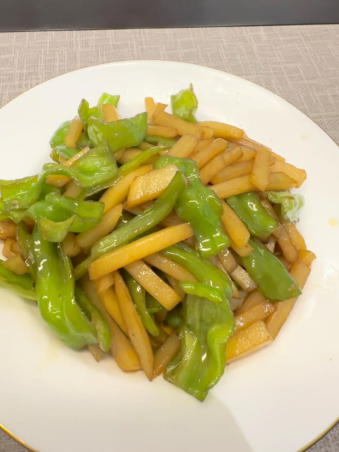 又脆又软的香喷喷青椒土豆条 还能下饭！