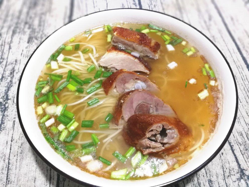鸭腿汤面
