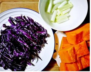 紫甘蓝炒南瓜(我家的营养胃菜)的做法 步骤1